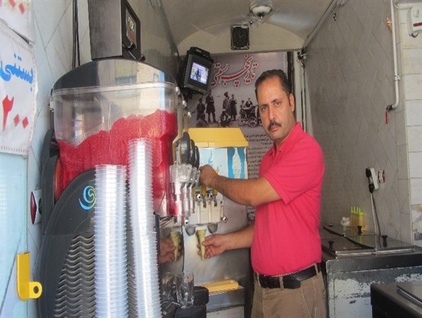 فروش یخمک و بستنی قیفی  بهترین خاطره سالهای دور/شیرینی به یاد ماندنی بستنی فروش سمنانی