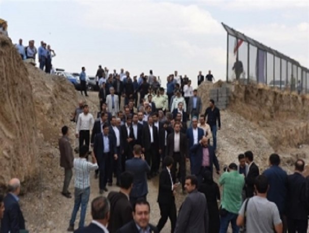 صف مسئولین البرز برای دست دادن با جهانگیری!/ وقتی خدمت‎رسانی جای خود را به تشریفات می‎دهد + فیلم