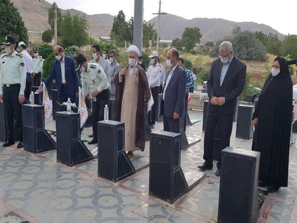 عطرافشانی گلزار شهدا و برافراشته شدن پرچم ایران اسلامی در تویسرکان+تصاویر