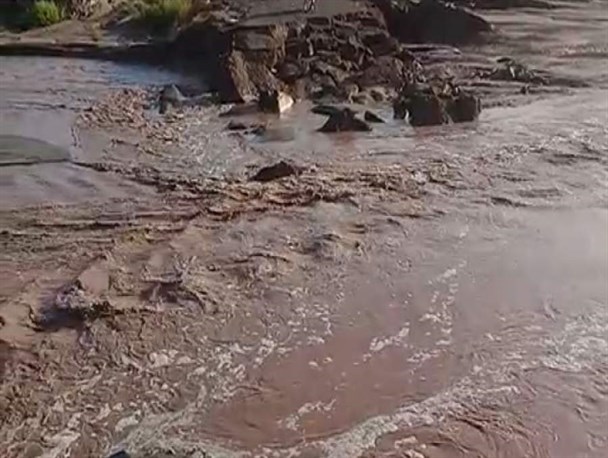 آبگرفتگی مسیرهای اصلی، فرعی و شهری در جریان بارش باران در منوجان