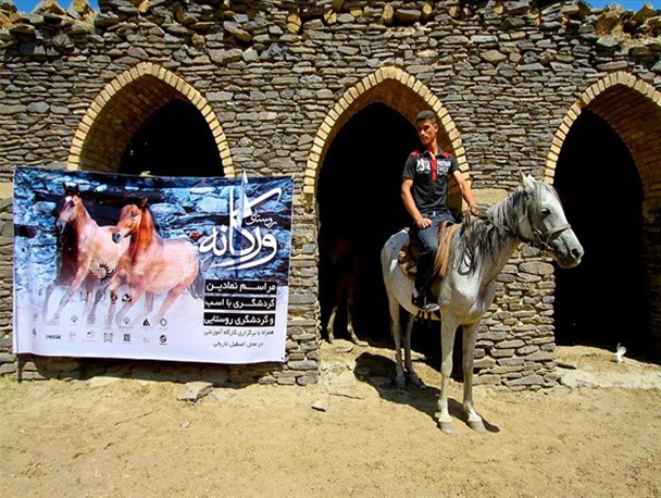 سوارکاری در روستای سنگی توریستی همدان
