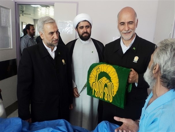 خادمان حرم رضوی از بیماران بیمارستان قائم بردسیر عیادت کردند /تصاویر