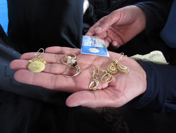 بانوان خرقی با زیور آلاتشان در ساخت ضریح امامزاده روستا مشارکت دارند