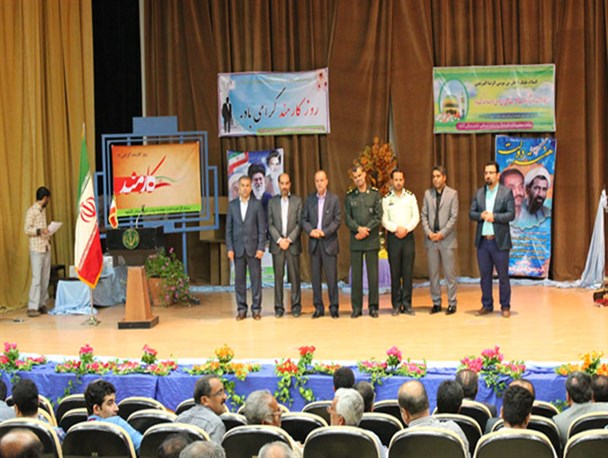 مراسم تجلیل از کارمندان نمونه در گناوه برگزار شد+تصاویر