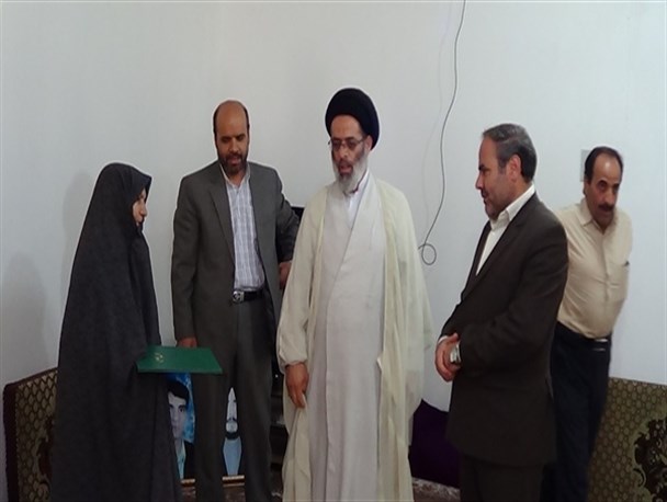 دیدار امام جمعه و فرماندار خدابنده با خانواده شهدا+تصاویر