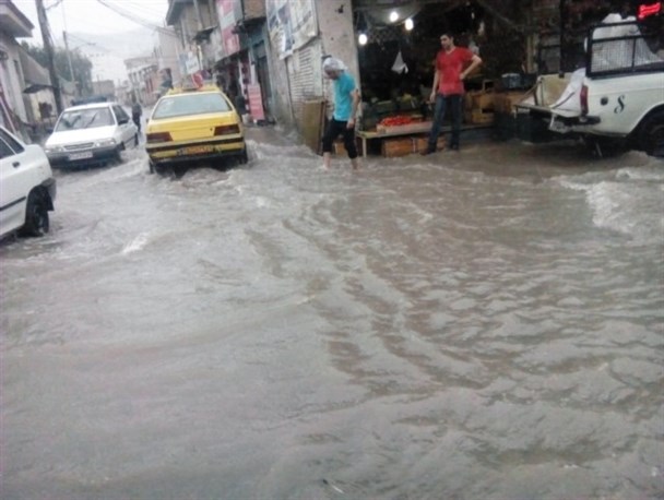 آبگرفتگی معابر و جاری شدن سیل درخیابان های آزادشهر