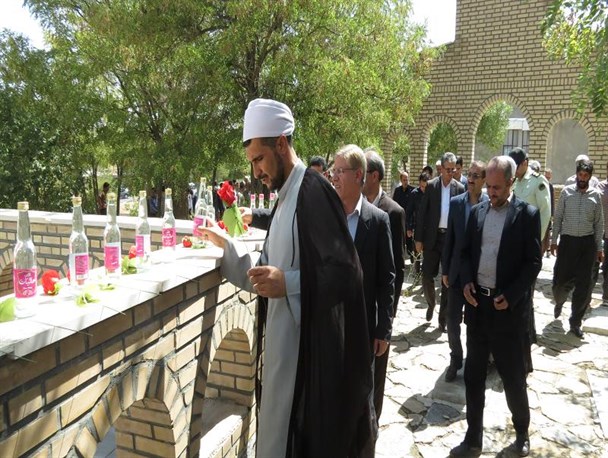 مزار شهدای دهگلان غبار روبی شد