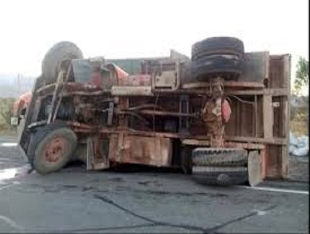 سرعت غیرمجاز بازهم حادثه ساز شد/واژگونی کامیون ۳ کشته و مجروح برجای گذاشت