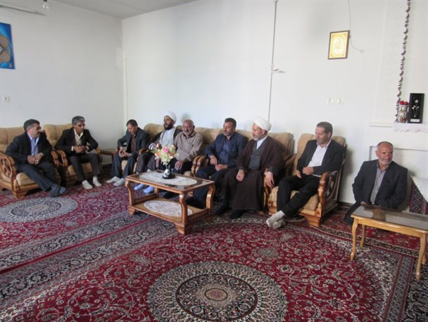 دیدار مسئولان فریدن با دو کارمند جانباز و خانوادۀ دو شهید کارمند/ تصاویر