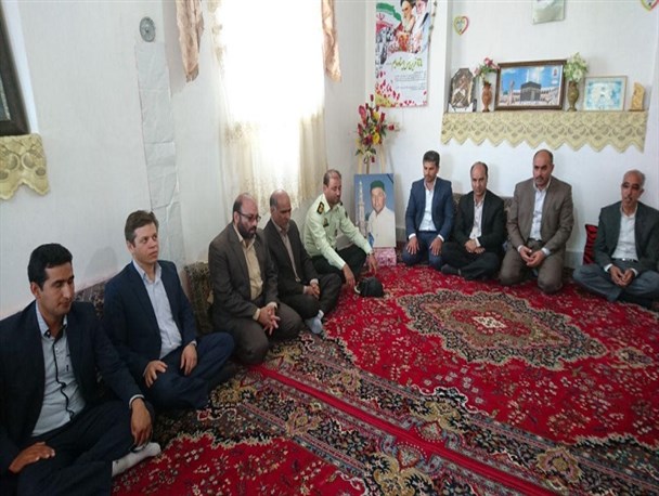 حضور جمعی از مسولان جغتای در منزل شهید سید جعفر کهنه