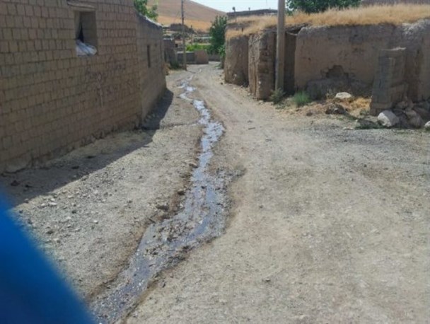 تیکان تپه، روستای محصور شده در میان بوی بد فاضلاب و کود مرغی