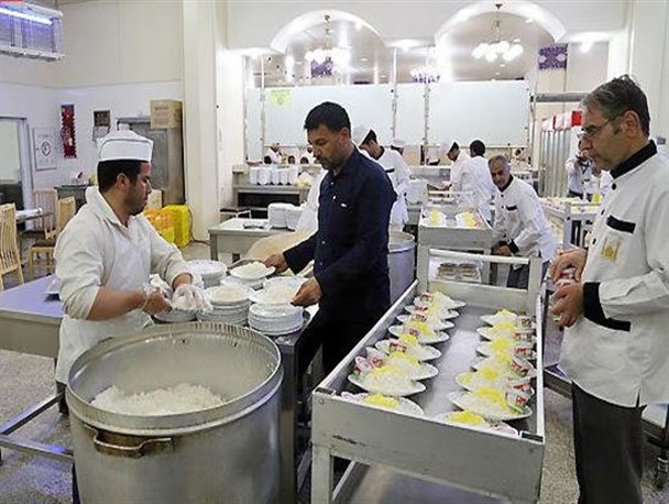 توزیع 40 هزار پرس غذای تبرکی بانوی کرامت در میان نیازمندان