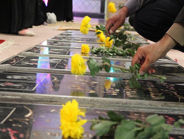 عکس: حضور کم رنگ مسئولین در غبار روبی مزار شهدای اقلید