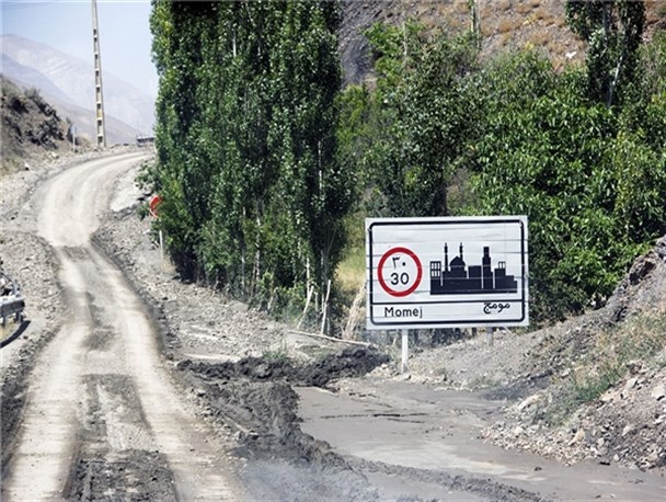 پاکسازی جاده و استحکام‌بندی مسیر ریزش روستای مومج/ جایگزینی خانه‌های در معرض خطر با همکاری بنیاد مسکن