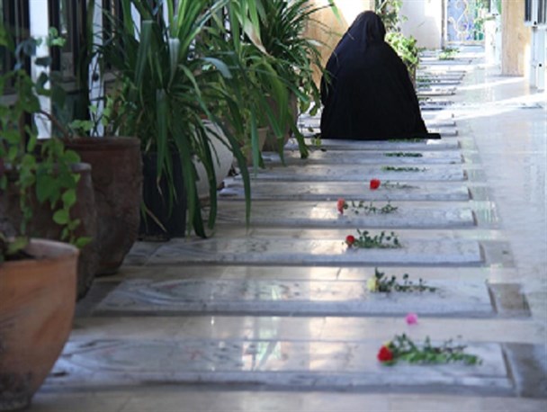 غباروبی گلزار شهدای بوشهر با حضور مسئولین استانی
