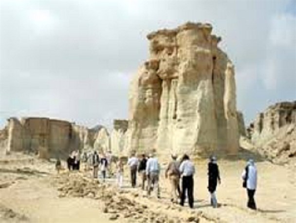 جذب گردشگران توسعه اقتصادی بهمراه دارد/ ترویج فرهنگ بومی راهکار جذب گردشگر است