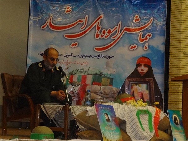 نقش بانوان در جلوگیری از نفوذ فرهنگی دشمن بسیار مهم است