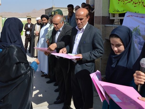 تجلیل از دانش آموزان برتر و متولدین مهرماه یک مدرسه در بهمئی
