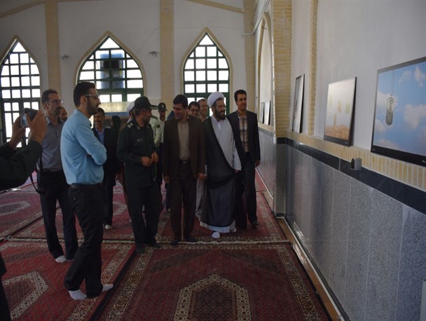 برپایی نمایشگاه عکس هفته دفاع مقدس در شهرستان سنقر