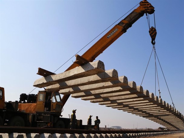 تنها ۴۰ درصد راه آهن رشت قزوین ریل گذاری شده است/ حواله پیمانکاران نقد نشد!