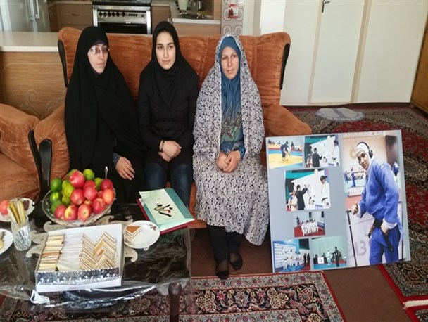 دستی که پرچم اسلام را بالا برد لایق مدال طلای اخلاق دینی است