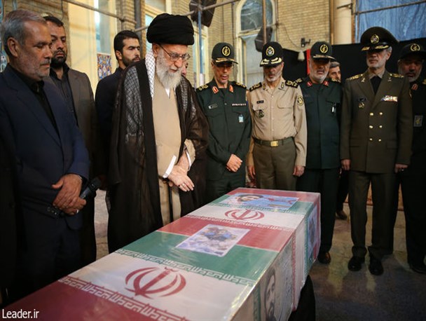 رهبر معظم انقلاب در کنار پیکر مطهر شهید محسن حججی حضور یافتند+ تصاویر