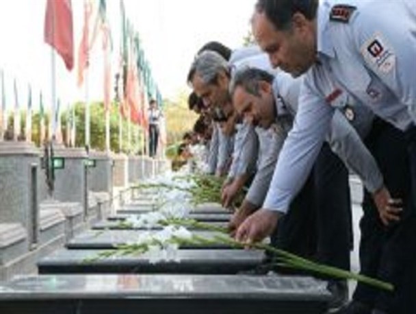 آتش نشانان کاشانی به ساحت شهدا ادای احترام کردند