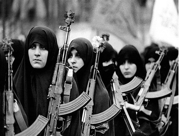 حضرت زینب (س) الگوی زنان در جبهه‌های جنگ/ مادران و همسران شهدا صبر را حماسه سازی کردند
