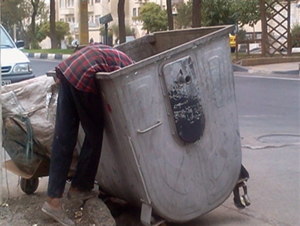 7 صبح؛ دانش آموزی در سطل آشغال +تصاویر