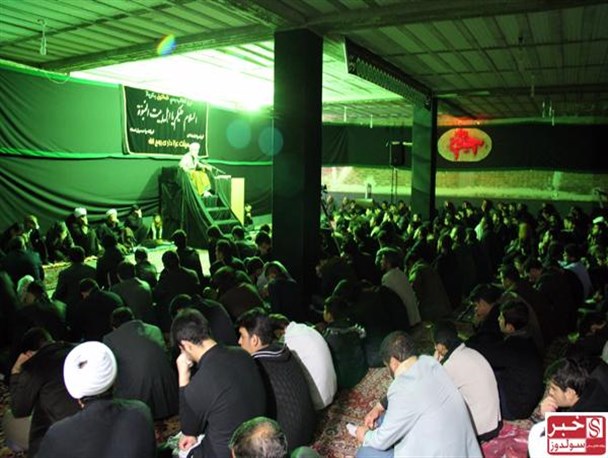 آیین زنجیر زنی در دومین شب از ماه محرم در نقده +تصویر