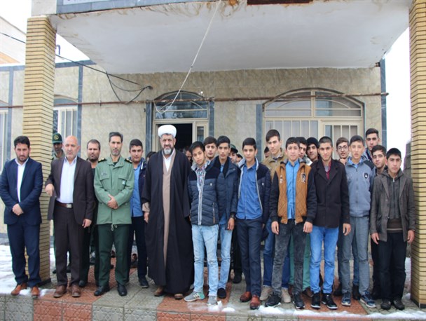 آیین دیدار دانش آموزان و مسئولان با امام جمعه اصلاندوز بمناسبت هفته بسیج دانش آموزی+تصاویر