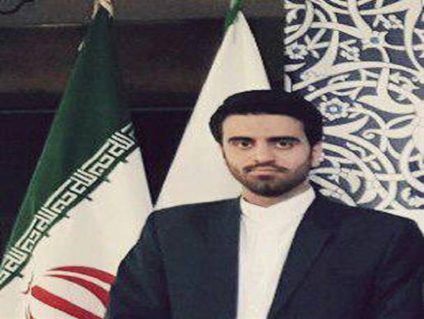 رئیس جمهور به جای ارائه گزارش عملکرد، از باغ برجام میوه می چیند