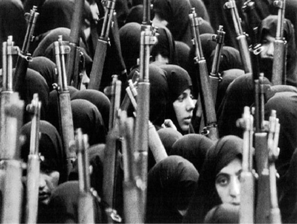 زنان شهیده دوران دفاع مقدس از سایه خارج می شوند / نسیم شهر به نام شهدای زن دفاع مقدس مزین می گردد