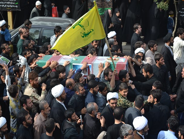 پیکر شهید مدافع حرم با مداحی پسرش تشییع شد+تصاویر