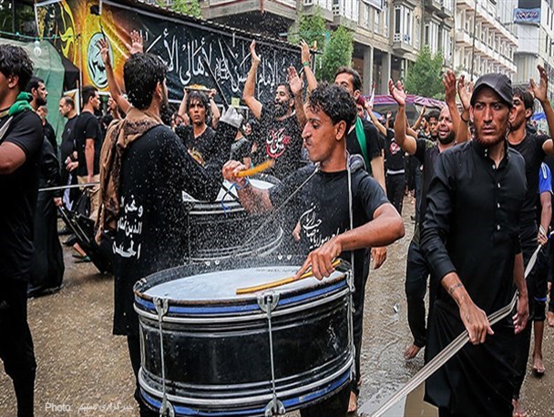 عزاداری زائران حسینی زیر باران در کربلا