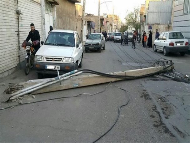 تیر برق‌های قم در چند قدمی سقوط+تصاویر