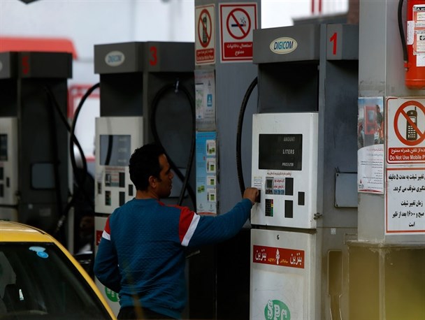 امکان سوخت‌گیری با کارت سوخت در ۲۲۰ پمپ‌بنزین کشور/ تا پایان امروز ٨٠ درصد جایگاه‌های سوخت به شرایط عادی باز می‌گردند/ از مردم عذرخواهی می‌کنم