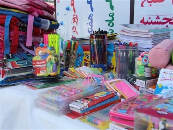 کمک مؤمنانه دانشجویان ابرکوهی به دانش آموزان کم‌بضاعت