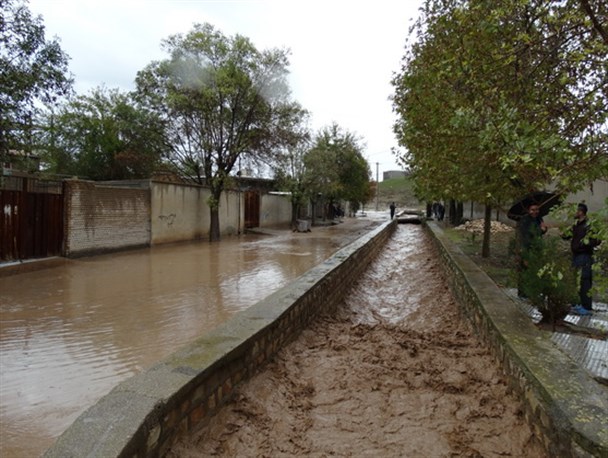 کانالهای باریک عاملی برای جاری شدن سیل در خیابانهای شهر سراب دوره