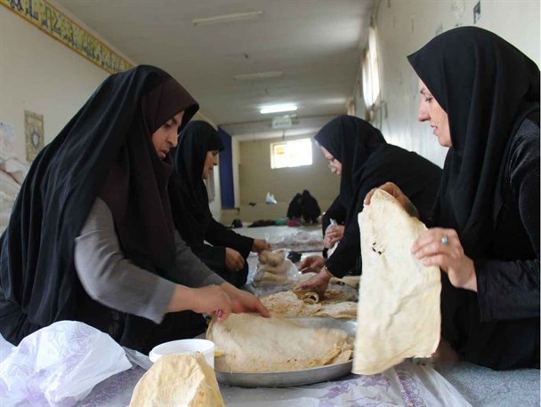 نان این روزهای زنان بختیاری بر سفره‌های مسافران کربلا + تصاویر