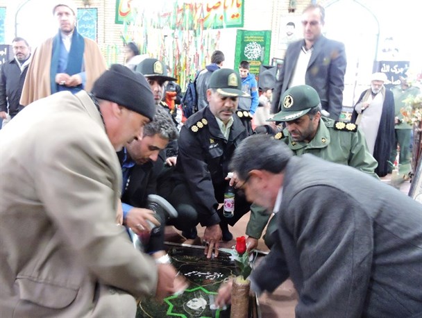 گزارش تصویری/ غبار روبی مزار شهدا به مناسبت هفته بسیج در درگز