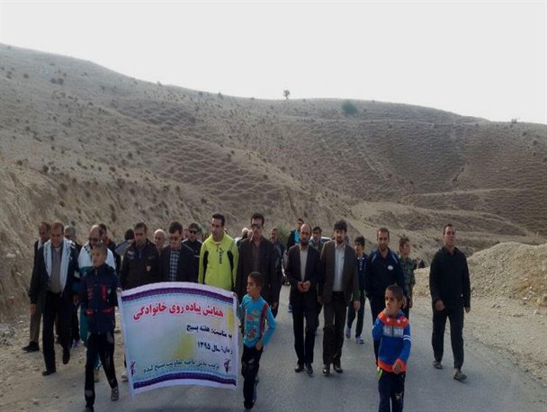 همایش پیاده روی خانوادگی به مناسبت هفته بسیج در لنده+تصاویر