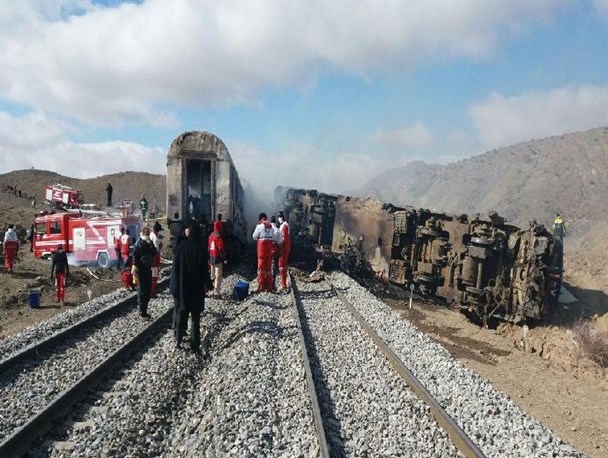 حادثه برخورد دو قطار مسافربری در سمنان به روایت تصویر