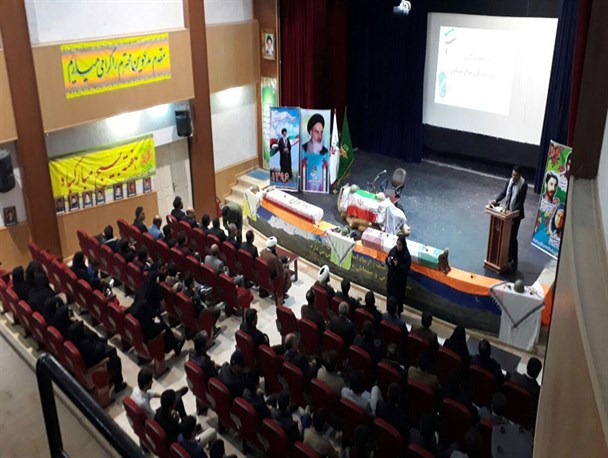 بر ما وظیفه است فرهنگ ناب جبهه و شهادت را به نسل های آینده انقلاب منتقل سازیم