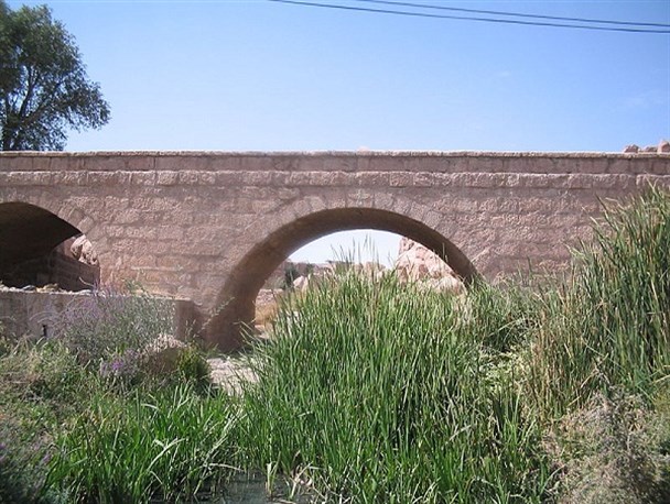 مرمت پل تاریخی روستای قروه آغاز شد