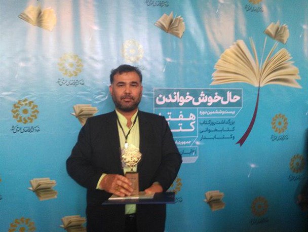 فرمانده پایگاه گنبدی که با دست خالی فرهنگ کتابخوانی را ترویج می دهد