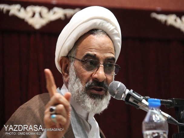برنامه اصلی دشمن این است که پیوند امت و ولایت را قطع کند