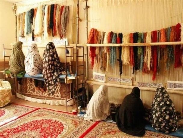 گره عشق بانوی بسیجی بر تارو پود قالی/ دست‌بافته‌هایی که مشتری آنها کشورهای همسایه هستند
