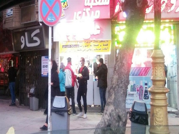فست فود خواری در میدان آرامگاه بوعلی همدان با چاشنی ضعف نظارت/تعداد جانباختگان به چند نفر برسد تا کرونا را باور کنیم؟