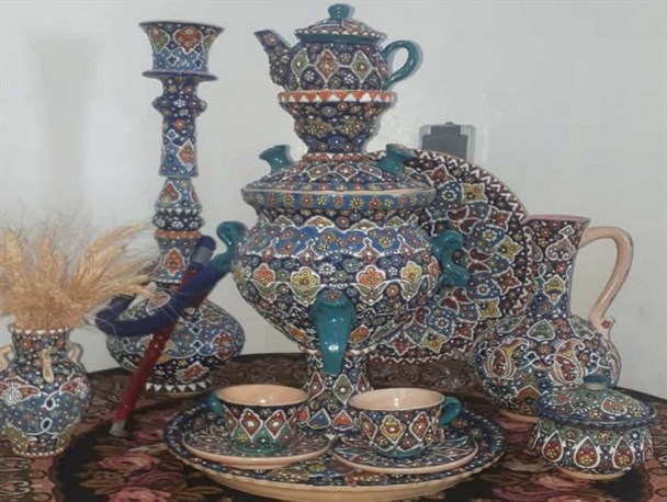 مینا کاری؛ هنر تزیین فلزات با رنگ های ترکیبی/بانوان پنجه طلایی همدان خواستار بیمه صنایع دستی هستند